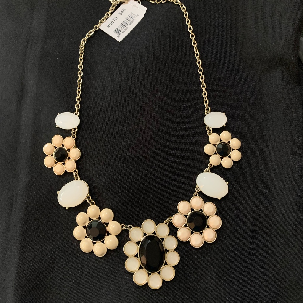 Vivi Necklace 20$